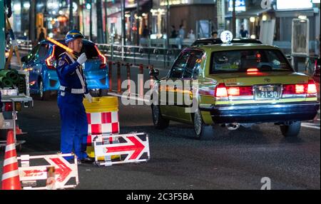 Équipe de travail de la route travaillant de nuit à Nakameguro Street, Tokyo, Japon Banque D'Images