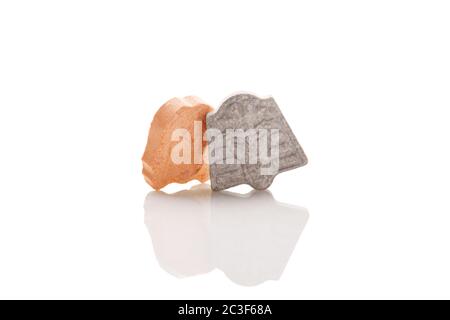 Pilules d'ecstasy isolées sur fond blanc. Banque D'Images
