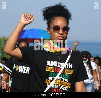 Racine, Wisconsin, États-Unis. 19 juin 2020. KAMARA MAIOLA marche pendant la célébration du dix-septième jour vendredi 19 juin 2020 à racine, Wisconsin. Il y a eu deux rassemblements distincts - un pour les Afro-Américains et un pour les « alliés et partisans » - avant que les groupes se rencontrent et se soient emparé du centre communautaire Dr. John Bryant pour un rassemblement combiné. Crédit : Mark Hertzberg/ZUMA Wire/Alay Live News Banque D'Images