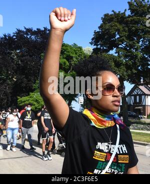 Racine, Wisconsin, États-Unis. 19 juin 2020. KAMARA MAIOLA marche pendant la célébration du dix-septième jour vendredi 19 juin 2020 à racine, Wisconsin. Il y a eu deux rassemblements distincts - un pour les Afro-Américains et un pour les « alliés et partisans » - avant que les groupes se rencontrent et se soient emparé du centre communautaire Dr. John Bryant pour un rassemblement combiné. Crédit : Mark Hertzberg/ZUMA Wire/Alay Live News Banque D'Images