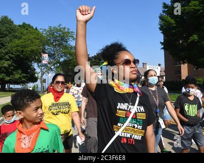 Racine, Wisconsin, États-Unis. 19 juin 2020. KAMARA MAIOLA marche pendant la célébration du dix-septième jour vendredi 19 juin 2020 à racine, Wisconsin. Il y a eu deux rassemblements distincts - un pour les Afro-Américains et un pour les « alliés et partisans » - avant que les groupes se rencontrent et se soient emparé du centre communautaire Dr. John Bryant pour un rassemblement combiné. Crédit : Mark Hertzberg/ZUMA Wire/Alay Live News Banque D'Images