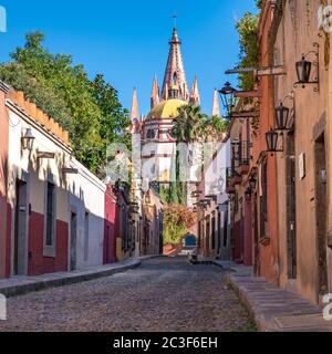 Rue colorée de San Miguel de Allende, ville coloniale au Mexique. Patrimoine mondial de l'UNESCO. Banque D'Images