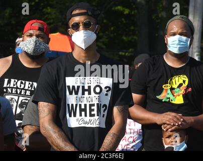 Racine, Wisconsin, États-Unis. 19 juin 2020. Les participants écoutent des conférenciers, dont le natif de racine et l'ancien maître d'hôtel All Star Caron de la NBA, lors de la célébration du dix-septième jour, le vendredi 19 juin 2020 à racine, Wisconsin. Il y a eu deux rassemblements distincts - un pour les Afro-Américains et un pour les « alliés et partisans » - avant que les groupes se rencontrent et se soient emparé du centre communautaire Dr. John Bryant pour un rassemblement combiné. DEQUAN HICKS, à droite, est avec JAYDEN HICKS - HELAIRE, 6. Crédit : Mark Hertzberg/ZUMA Wire/Alay Live News Banque D'Images