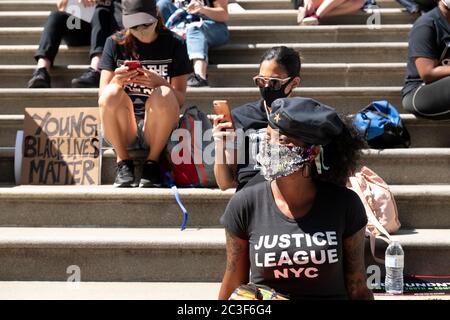 New York, New York, États-Unis. 19 juin 2020. À droite, le Dr TOMI LEE, professeur de travail à Rutgers et membre de la ligue de la Justice, apparaît à l'hôtel de ville pour les jeunes militants et organisateurs d'une marche et d'un rassemblement pour mettre fin à la guerre contre les enfants à New York, New York. La marche et le rassemblement comprenant Justice League NYC, organisation de parents, le rassemblement pour la justice, y vote, projet de plaidoyer étudiant d'Amérique asiatique, les jeunes sur les armes à feu, Life Camp, NY civil Liberties Union, Teens Take Mansout, New Yorkers Against Gun violence, New York Immigration Coalition, masques pour l'Amérique et d'autres. 'Au moins une centaine de démon Banque D'Images