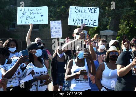 Racine, Wisconsin, États-Unis. 19 juin 2020. Les participants écoutent des conférenciers, dont le natif de racine et l'ancien maître d'hôtel All Star Caron de la NBA, lors de la célébration du dix-septième jour, le vendredi 19 juin 2020 à racine, Wisconsin. Il y a eu deux rassemblements distincts - un pour les Afro-Américains et un pour les « alliés et partisans » - avant que les groupes se rencontrent et se soient emparé du centre communautaire Dr. John Bryant pour un rassemblement combiné. Crédit : Mark Hertzberg/ZUMA Wire/Alay Live News Banque D'Images