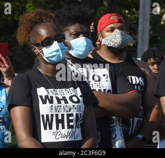 Racine, Wisconsin, États-Unis. 19 juin 2020. Les participants écoutent des conférenciers, dont le natif de racine et l'ancien maître d'hôtel All Star Caron de la NBA, lors de la célébration du dix-septième jour, le vendredi 19 juin 2020 à racine, Wisconsin. Il y a eu deux rassemblements distincts - un pour les Afro-Américains et un pour les « alliés et partisans » - avant que les groupes se rencontrent et se soient emparé du centre communautaire Dr. John Bryant pour un rassemblement combiné. Crédit : Mark Hertzberg/ZUMA Wire/Alay Live News Banque D'Images