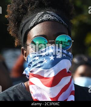 Racine, Wisconsin, États-Unis. 19 juin 2020. Les participants écoutent des conférenciers, dont le natif de racine et l'ancien maître d'hôtel All Star Caron de la NBA, lors de la célébration du dix-septième jour, le vendredi 19 juin 2020 à racine, Wisconsin. Il y a eu deux rassemblements distincts - un pour les Afro-Américains et un pour les « alliés et partisans » - avant que les groupes se rencontrent et se soient emparé du centre communautaire Dr. John Bryant pour un rassemblement combiné. Crédit : Mark Hertzberg/ZUMA Wire/Alay Live News Banque D'Images