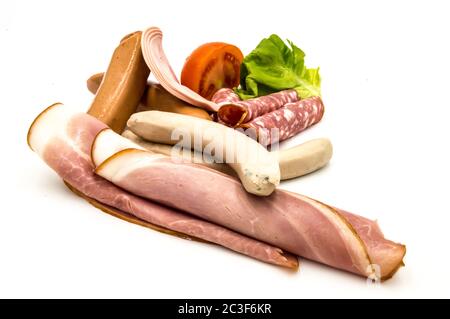 Différents types de saucisses et de bacon fumé, sur fond blanc Banque D'Images