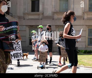 New York, New York, États-Unis. 19 juin 2020. Des manifestants sont présentés à l'hôtel de ville pour les jeunes militants et organisateurs d'une marche et d'un rassemblement pour mettre fin à la guerre contre les enfants à New York, New York. La marche et le rassemblement comprenant Justice League NYC, organisation de parents, le rassemblement pour la justice, y vote, projet de plaidoyer étudiant d'Amérique asiatique, les jeunes sur les armes à feu, Life Camp, NY civil Liberties Union, Teens Take Mansout, New Yorkers Against Gun violence, New York Immigration Coalition, masques pour l'Amérique et d'autres. « au moins une centaine de manifestants ont défilé vers Central Park », ont déclaré les responsables. (Image crédit : © Banque D'Images