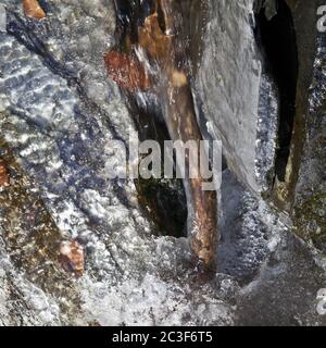 Cascade partiellement gelée Plaesterlegge en hiver, détail, Bestwig, Sauerland, Allemagne, Europe Banque D'Images