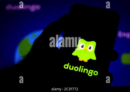 Dans cette illustration, le logo Duolingo affiché sur un smartphone. Banque D'Images