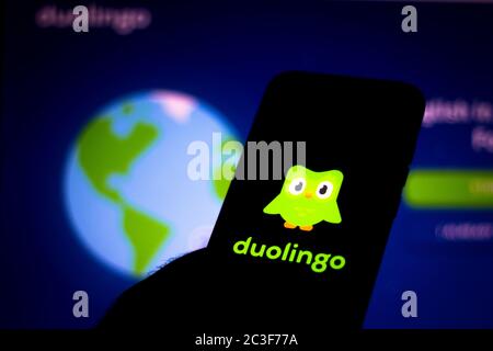 Dans cette illustration, le logo Duolingo affiché sur un smartphone. Banque D'Images