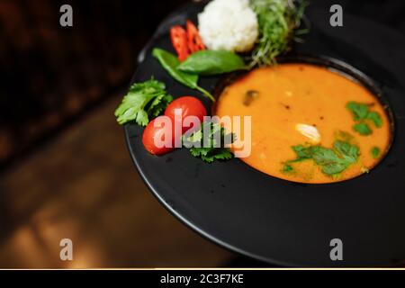 Soupe Tom Yum délicieux aux crevettes et lait de coco Banque D'Images