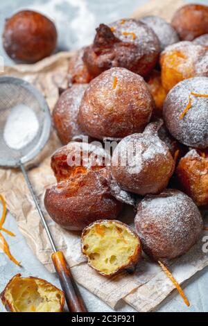 Betteraves françaises avec sucre en poudre et zeste d'orange. Banque D'Images