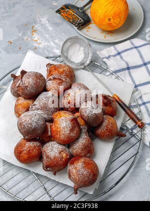 Betteraves françaises avec sucre en poudre et zeste d'orange. Banque D'Images