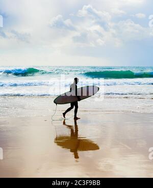 Surf silhouette Portugal Algarve Banque D'Images