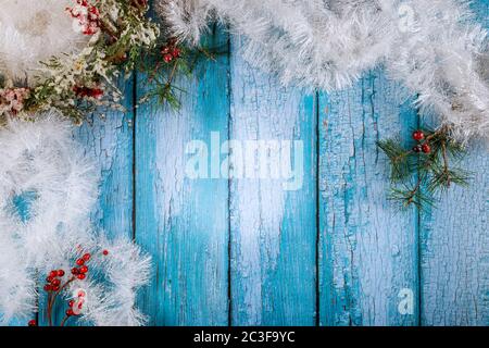 Fond de Noël et de nouvel an avec guirlande blanche sur table bleue surgelée. Banque D'Images