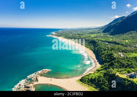 Vue aérienne sur la côte et la plage dans l'est de Taïwan Banque D'Images