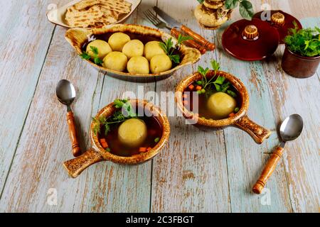 Table avec soupe de boules juives de matzoh, boules de mazzo. Contenu de la Pâque. Banque D'Images