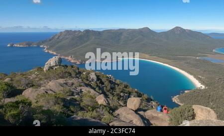 vue panoramique sur la baie de wineglass et deux randonneurs depuis mt amos Banque D'Images