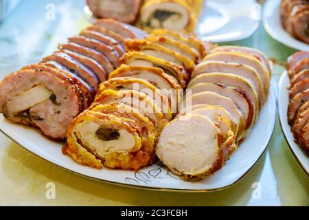 Assortiment de pain de viande farci coupé sur une assiette blanche pour la fête. Banque D'Images