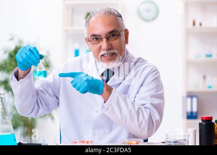 Chimiste, un homme travaillant dans le laboratoire Banque D'Images