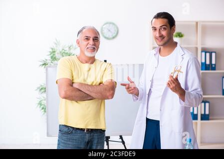 Médecin diététicien de donner des conseils aux patients en surpoids fat Banque D'Images