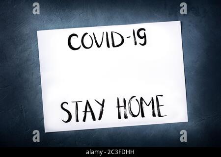 Modèle de conception Covid-19 avec le message de séjour à la maison et un lieu pour le texte, lettrage manuscrit Banque D'Images