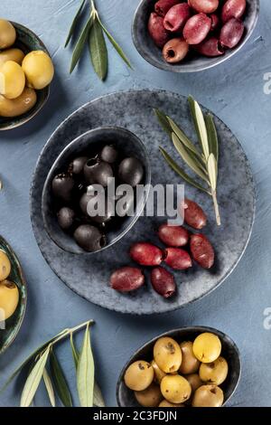 Olives, dessus de feu. Assortiment d'olives vertes, noires et rouges Banque D'Images