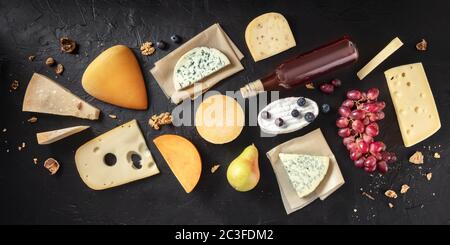 Panorama plat de fromage. De nombreux fromages différents, tirés du dessus sur un fond noir Banque D'Images