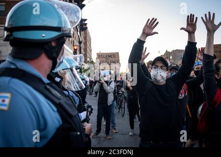 Beijing, États-Unis. 1er juin 2020. La police garde la garde tandis que les manifestants prennent part à une manifestation dans le quartier Uptown de Chicago, aux États-Unis, le 1er juin 2020. Crédit : Chris Dilts/Xinhua/Alay Live News Banque D'Images