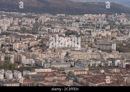 Vue panoramique de Grenoble depuis les collines environnantes, montrant l'aménagement de la ville, l'architecture urbaine et les Alpes françaises en arrière-plan. Banque D'Images