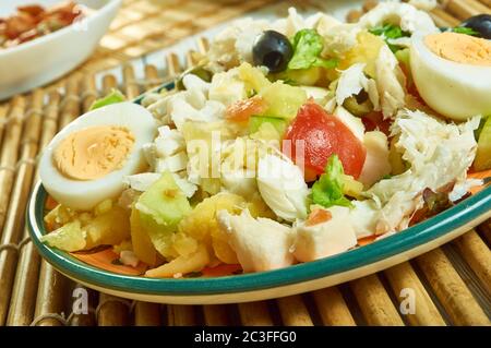 Salade portugaise avec morue, pommes de terre. Banque D'Images