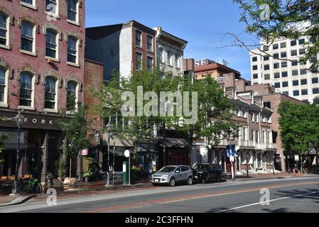 Philadelphie, PA/USA - 26 juin 2019 : vieux magasins pittoresques dans la vieille ville historique de Philadelphie Banque D'Images