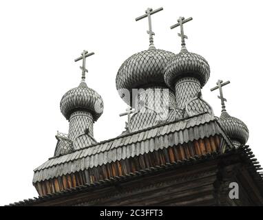 Ancienne église russe orthodoxe en bois. Isolé sur blanc Banque D'Images