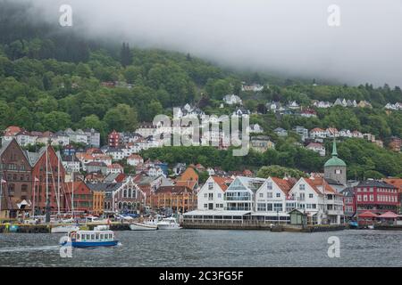 Les anciennes maisons en bois hansaétiques construites en rangée sur le quai du fjord de Bergen sont classées au patrimoine mondial de l'UNESCO Banque D'Images