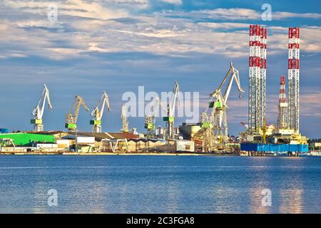 Vue sur la mer depuis les grues du chantier naval de Pula Banque D'Images