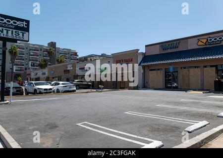 Long Beach, CA/USA - 6 juin 2020 : un centre commercial de Strip qui a été pillé et vandalisé pendant les Black Lives fait des manifestations à long Beach Banque D'Images