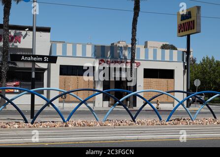 Long Beach, CA/USA - 6 juin 2020 : à bord d'un magasin de pawn sur long Beach Boulevard qui a été pillé lors des manifestations Black Lives Matter Banque D'Images