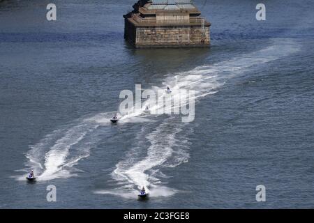 New York, États-Unis. 19 juin 2020. Les skieurs en jet descendent sur la rivière East avant de passer sous le pont de Brooklyn le vendredi 19 juin 2020, lors de la dix-septième fête à New York. La plus longue fête afro-américaine des États-Unis le dix-septième jour est significative parce qu'elle marque le jour où l'esclavage a pris fin en Amérique. Photo de John Angelillo/UPI crédit: UPI/Alay Live News Banque D'Images