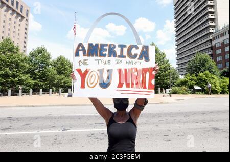 St. Louis, États-Unis. 19 juin 2020. Une femme tient un panneau devant l'arche de la porte devant l'ancien palais de justice lors d'une célébration Juneteeth à Saint-Louis le vendredi 19 juin 2020. Originaire du Texas, Junetdix-septième est un jour férié célébrant l'émancipation de ceux qui avaient été asservis aux États-Unis. Photo de Bill Greenblatt/UPI crédit: UPI/Alay Live News Banque D'Images