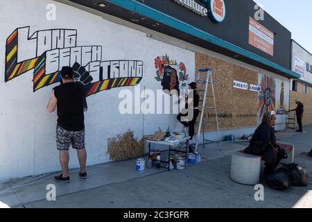 Long Beach, CA/USA - 6 juin 2020 : des artistes peignent sur des graffitis et s'enornent dans des fenêtres cassées après les manifestations de Black Lives Banque D'Images