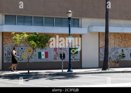 Long Beach, CA/USA - 6 juin 2020 : des signes de paix et des messages de soutien apparaissent sur les fenêtres à bord des magasins vandalisés pendant le Black L. Banque D'Images