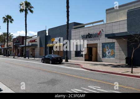 Long Beach, CA/USA - 6 juin 2020 : a ouvert ses portes à Verizon après avoir été pillé et vandalisme pendant les manifestations Black Lives Matter Banque D'Images