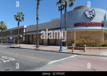 Long Beach, CA/USA - 6 juin 2020 : le restaurant Chuck E fromages vandalizd et pillé pendant la Black Lives Matter Protest Banque D'Images