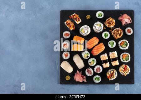 Grand jeu de sushis, tourné du haut avec espace de copie. Beaucoup de maki, nigiri et rouleaux différents Banque D'Images