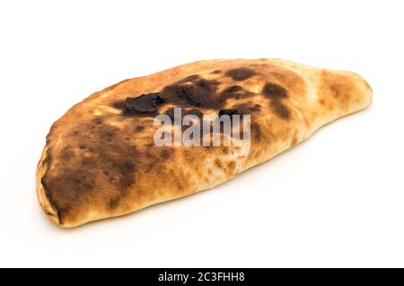 Cuit dans la calzone - type fermé de pizza qui est plié en deux sur un fond blanc Banque D'Images