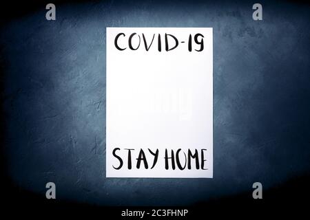 Modèle de conception du coronavirus avec le séjour à la maison message et espace de copie, lettrage manuscrit Banque D'Images