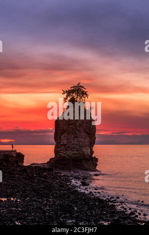 Siwash Rock - le sentier côtier de Vancouver autour du parc Stanley Banque D'Images