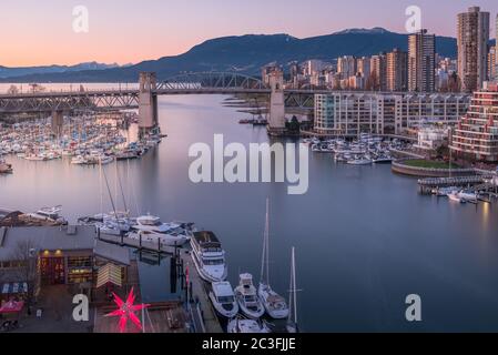 Vue sur False Creek de Vancouver depuis le pont Granville Banque D'Images